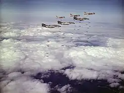 Aviões americanos bombardeando áreas no Vietnã do Norte durante a operação.