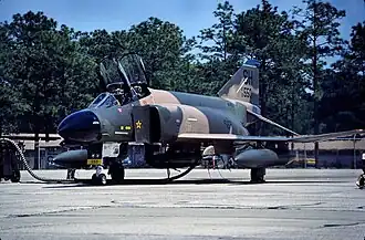 Um F-4 Phantom II da Força Aérea dos EUA com uma marca de abate em forma de estrela, designando uma vitória durante a Guerra do Vietnã, 1980