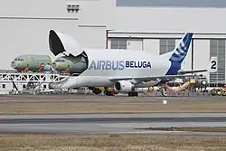 Beluga em Hamburg Finkenwerder, descarregando fuselagens de nariz de outro modelo.