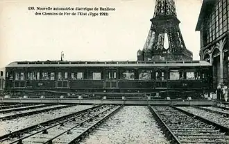 Le dépôt du Champ de Mars, vers 1912, avec une automotrice de 1e série sur le chariot transbordeur.