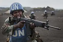 Um soldado sul-africano com o capacete azul da ONU.