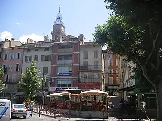 Praça em Digne-les-Bains.