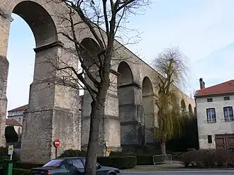 Ruínas de aqueduto romano acima das casas de Jouy-aux-Arches