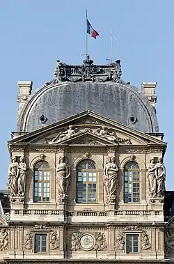 Arquitetura barroca, cariátides na parte superior do Pavillon de l'Horloge na Cour Carrée do Palácio do Louvre, de Gilles Guérin e Philippe De Buyster depois de Jacques Sarazin, meados do século XVII[6]