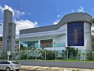 Fachada da Igreja São Pedro, da Paróquia Sagrada Família.
