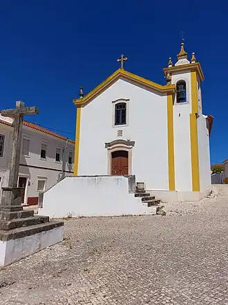 Igreja Paroquial do Landal, com Cruzeiro em primeiro plano