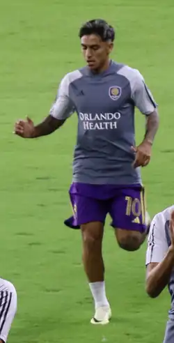 Um futebolista aquecendo antes de uma partida