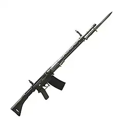 Stgw. 57 com miras de ferro, baioneta e bipé dobrado. Em exposição no museu do castelo de Morges.