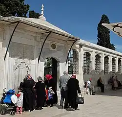 Entrada para o cemitério da Mesquita de Fatih, com a Fonte de Nisançı Ahmed Pasha (1741–42) na extrema esquerda