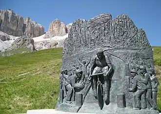 Monumento a Coppi no Passo Pordoi (Dolomitas) erigido pela comuna de Canazei (2/7/2000)