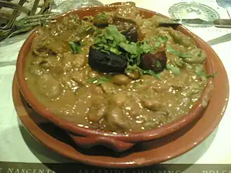 Morcela acompanhando favas com chouriço