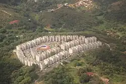 Vista aérea de conjunto habitacional, no bairro