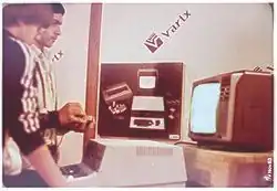 Demonstração do VC 50 no Estande Varixx na Feira Internacional de Informática realizada no Parque do Anhembi, São Paulo, ano de 1983