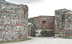 Felix Romuliana, situada próxima à vila de Gamzigrad, é um conjunto arquitetônico sérvio de relevância histórica romana. Reconhecida como Patrimônio Mundial pela UNESCO, destaca-se por seu valor cultural e arquitetônico