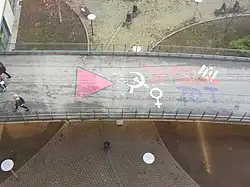 Triângulo rosa na avenida de Montalegre