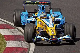 Fernando Alonso pilotando o modelo R26 no GP do Canadá de 2006.