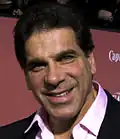 O ator Lou Ferrigno interpreta ele mesmo.