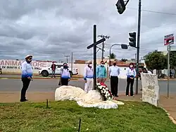 Registro de 2021, sem festa por conta da Covid-19, o prefeito deposita flores na "Pedra do Conselho"