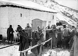 Radomir Putnik carregado por carregadores