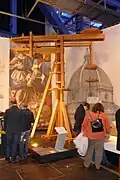 Modelo do guindaste giratório de Brunelleschi baseado num desenho de Leonardo da Vinci. Museo dell'Opera del Duomo, Florença.