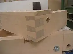 Ensambladura em cauda de andorinha.