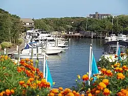 A marina, vista das lojas do lado oeste.