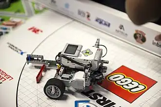 Na imagem, vemos um robô educacional montado com peças de Lego. para a competição First Lego League.