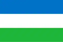 Tricolor na horizontal com as cores verde, branco e azul.