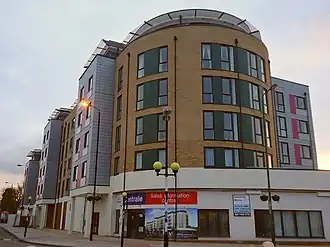 Desenvolvimento de apartamentos de luxo em 2013, localizados em frente à estação ferroviária de Hackbridge, no bairro londrino de Sutton