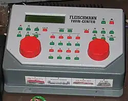 A "central de controle" dupla fabricada pela Fleischmann.