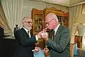 O Rei Hussein acende o cigarro de Yitzhak Rabin na residência real em Aqaba, logo após a assinatura do tratado de paz, 26 de outubro de 1994