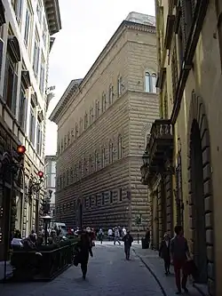 Fachada lateral, onde se vê a cornija inclompeta.