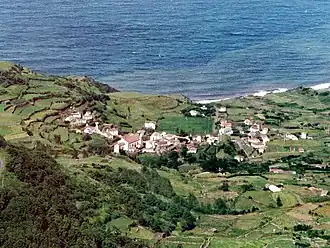 A Fajãzinha vista do ramal da estrada de acesso