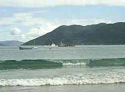 Barcos no mar junto à praia do Pântano do Sul