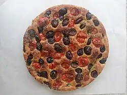 focaccia tipica de Bari, Puglia, temperada com azeitonas preta e tomate