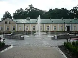 Ala oeste do palácio e fonte