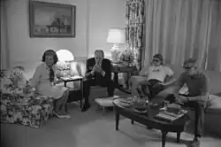 A família Ford assiste à cobertura jornalística da tentativa de assassinato às 23h no segundo andar da Casa Branca