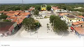 Foto da praça Presidente Kennedy em Monção. Vista frontal da Paróquia São Francisco Xavier. Ao lado direito o prédio da prefeitura Municipal.