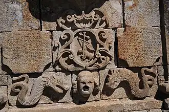 Bica carranca, ladeada pelas duas serpentes