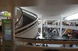 Centro comercial na praça Frölunda Torg