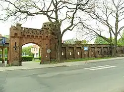 Portão e muros na rua 3 Maja