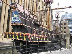 A popa da réplica "Golden Hinde" do Golden Hind ancorada em Southwark
