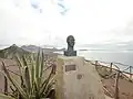 Estátua de Francisco José Peile da Costa Maya[14] com o Pico Castelo e a Vila Baleira ao fundo