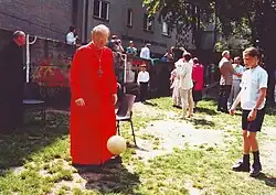 Cardeal Franz König em jogo de futebol com jovens da paróquia "Zum Guten Hirten", Viena-Hietzing, 17 de abril de 1994