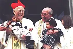 Franz Cardeal König com o Pastor P. Carlo Mondini OMV, e duas crianças refugiadas durante sua visita à igreja paroquial "Zum Guten Hirten" , Viena-Hietzing, 17 de abril de 1994