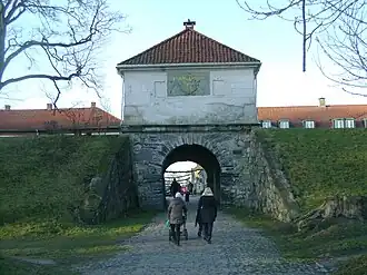 &nbsp;Fredrikstad, Pórtico da fortaleza com o posto de vigilância. O pórtico e a fortaleza foram erguidos entre 1664 e 1695. Monograma de Christian V da Dinamarca.