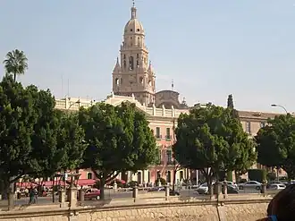 Casas em frente ao Rio Segura e, ao fundo, a Catedral de Santa Maria