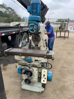 Fresadora ferramenteira usada sendo descarregada de caminhão