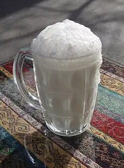 Ayran fresco com uma cabeça de espuma