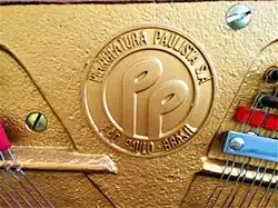 Emblema da Pianofatura Paulista S.A. presente na chapa dos pianos fabricados pela empresa